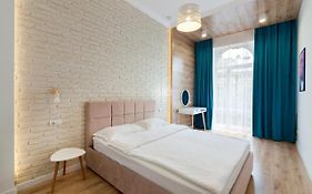 Leogrand Three Bedrooms Vip Apartments On Kniazia Romana 12